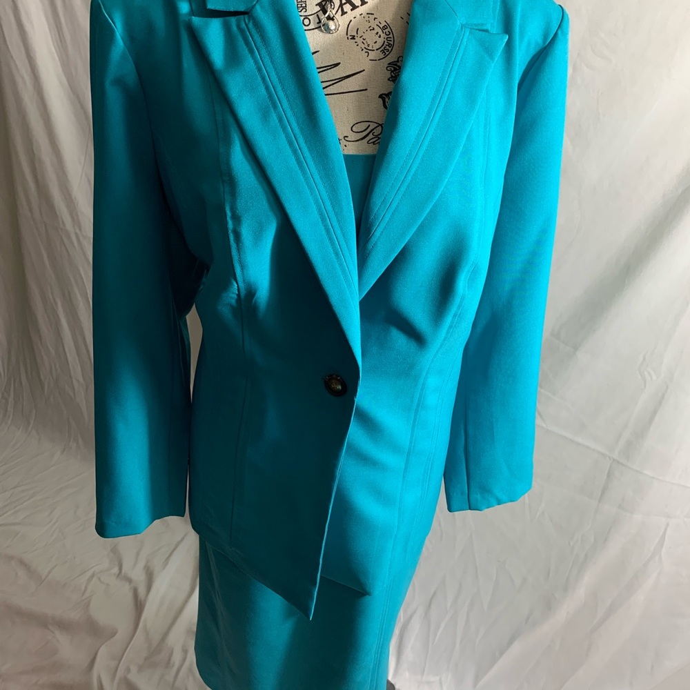 Allison Woods Vibrant Teal Blue Two-piece Suit.